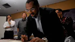 Ketua KPK Abraham Samad saat menandatangani nota kerjasama penanganan korupsi dana pendidikan, Jakarta, Senin (15/12/2014). (Liputan6.com/Miftahul Hayat)