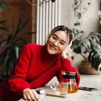 Tersenyum./Copyright shutterstock.com/g/lookstudio