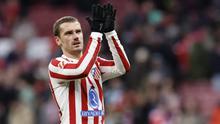 Penyerang nomor 1 Atletico Madrid asal Prancis, Antoine Griezmann, bertepuk tangan di akhir pertandingan Liga Spanyol antara Club Atletico de Madrid dan Deportivo Alaves di Stadion Metropolitano di Madrid pada 18 Januari 2026. Antoine Griezmann akan meninggalkan Atletico Madrid untuk bergabung dengan klub MLS, Orlando City, pada akhir musim 2025/2026, demikian diumumkan kedua klub tersebut pada 24 Maret 2026. (Oscar DEL POZO/AFP)