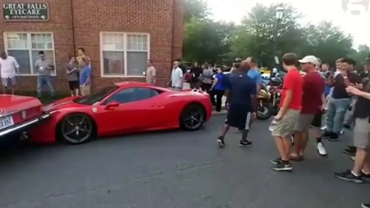 Ferrari mahal tertiban Mercy tua