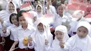 Sejumlah siswa memeriahkan kirab obor Asian Games 2018 di Pagelaran Keraton Yogyakarta, Kamis (19/7/2018). Total jarak kirab Obor di Yogya ini sepanjang 11,5 kilometer. (Bola.com/M Iqbal Ichsan)