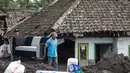 Kerusakan terparah berada di dua dusun di Desa Supiturang, yakni Dusun Gumukmas dan Dusun Sumbersari. Tampak dalam foto, warga menyelamatkan barang-barang dari sebuah rumah yang hancur akibat aliran piroklastik Gunung Semeru di Desa Supiturang, Lumajang, Jawa Timur, pada Jumat 21 November 2025. (Agus Harianto/AFP)