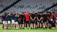 Para pemain Timnas Indonesia berdoa sebelum memulai latihan resmi menjelang laga putaran ketiga Grup C Kualifikasi Piala Dunia 2026 di Stadion Utama Gelora Bung Karno (SUGBK), Senayan, Jakarta, Senin (24/03/2025). (Bola.com/Bagaskara Lazuardi)