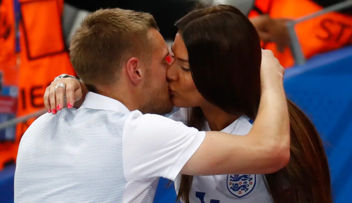 Penyerang Inggris, Jamie Vardy dicium mesra oleh sang istri, Ribka Vardy usai laga babak 16 besar Piala Eropa 2016 antara Inggris vs Islandia, di Stade de Nice, Selasa (28/6) dinihari. Inggris menyerah 1-2 dari Islandia. (REUTERS/Kai Pfaffenbach Livepic)