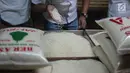 Tim Satgas Pangan Polda Metro Jaya dan Perum Bulog mengecek kualitas beras saat melakukan peninjauan di Pasar Tomang Barat, Jakarta, Rabu (21/11). Kegiatan tersebut untuk memantau stabilitas harga beras medium di pasaran. (Liputan6.com/Faizal Fanani)