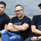 Pemain film Jeritan Malam, Herjunot Ali (kiri), Indra Brasco (tengah), dan Winky Wiryawan (kanan) saat mengunjungi Kantor KLY di Menteng, Jakarta Pusat, Jumat (8/11/2019). (Liputan6.com/Marsa Aulia)