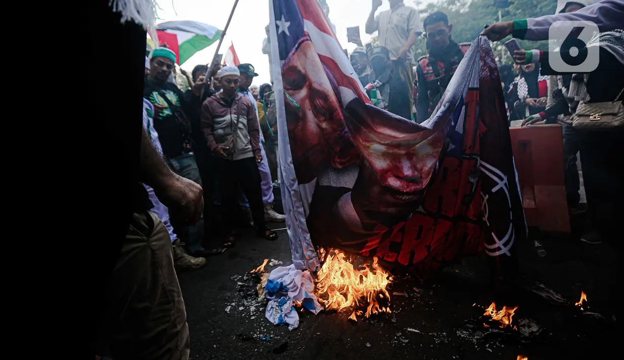 Massa aksi juga sempat terlibat aksi dorong-dorongan dengan aparat kepolisian yang berjaga. (Liputan6.com/Faizal Fanani)