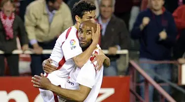 Sevilla&#039;s Frederic Kanoute celebrates with Jesus Navas after scoring against Valladolid during their Spanish league match at Sanchez Pizjuan stadium in Sevilla, on March 21, 2009. AFP PHOTO/CRISTINA QUICLER