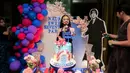 <p>Lewat Instagram pribadinya, Naura Ayu memamerkan momen keseruan saat pesta sweet seventeen pada 18 Juni 2022 kemarin. (FOTO: instagram.com/riafinola/)</p>