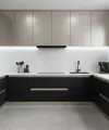 Kombinasi Warna Kitchen Set dan Backsplash yang Elegan. Foto: AI Generated