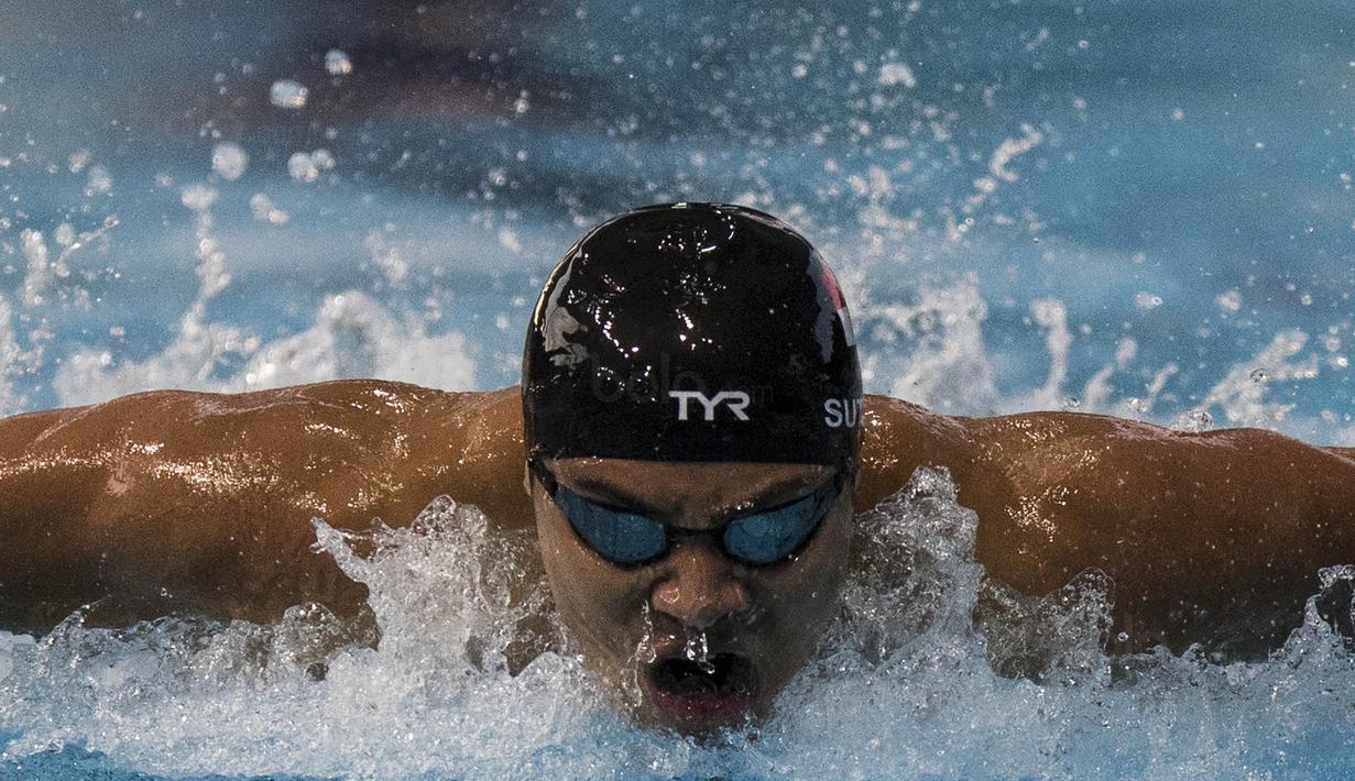 Perenang Indonesia, Glenn Victor,meraih perunggu SEA Games cabang renang nomor 200 meter kupu-kupu di National Aquatic Stadium, Kuala Lumpur, Rabu (23/8/2017). Glenn meraih perunggu dengan catatan waktu 53,25 detik. (Bola.com/Vitalis Yogi Trisna)