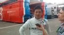 Pebalap Manor Racing asal Indonesia, Rio Haryanto, diwawancara seusai latihan bebas kedua F1 GP Spanyol di Sirkuit Catalunya, Spanyol, Jumat (13/5/2016). (Bola.com/Reza Khomaini)