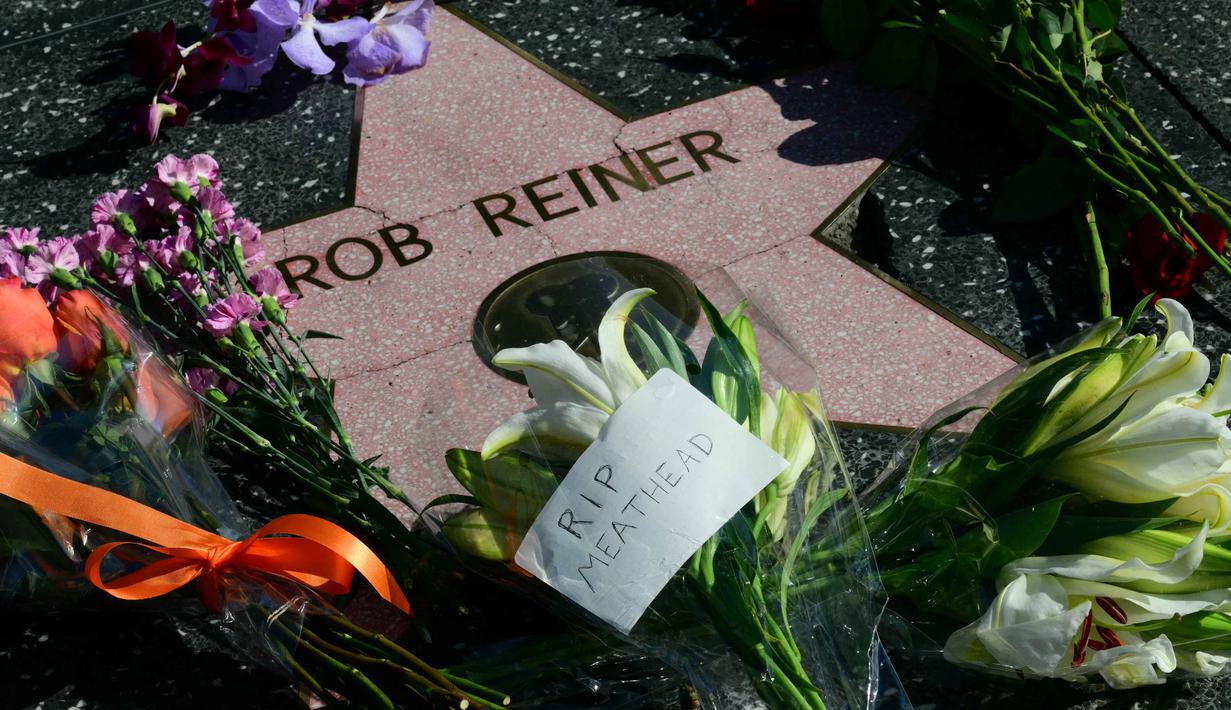Selain berkarier di industri perfilman, Rob Reiner juga dikenal sebagai sosok yang vokal dalam isu-isu sosial dan politik. Ia terlibat aktif dalam memperjuangkan hak asasi manusia, kesetaraan pernikahan, serta pendidikan anak usia dini. Tampak dalam foto, bunga-bunga diletakkan di bintang Hollywood Walk of Fame milik aktor sekaligus sutradara Amerika Serikat, Rob Reiner, di Los Angeles, California, pada Senin 15 Desember 2025. (Frederic J. Brown/AFP)