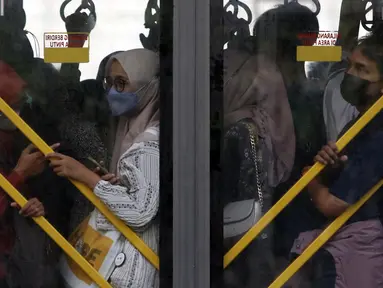 Pengguna Transjakarta menggunakan masker saat berada di dalam bus di kawasan Bundaran Hotel Indonesia Jakarta, Sabtu (10/6/2023). Pemerintah melalui Satgas Penanganan Covid-19 resmi mencabut aturan kewajiban menggunakan masker di semua ruang publik per Jumat (9/6). (Liputan6.com/Helmi Fithriansyah)