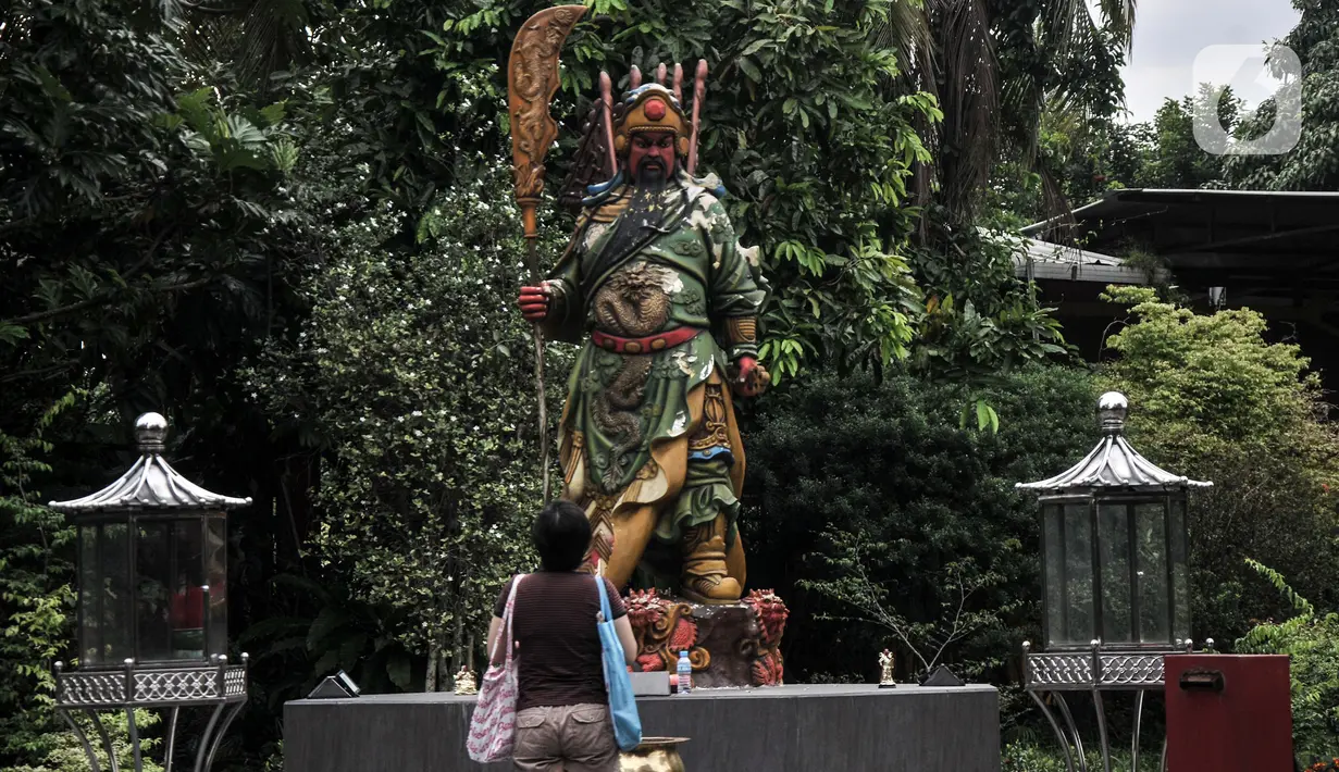Warga keturunan Tionghoa bersembahyang sebelum melakukan pembersihan diri di 7 Sumur Vihara Gayatri, Depok, Jawa Barat, Minggu (15/1/2023). Menurut putri kelima pendiri Vihara Gayatri, Tjoa Lian Mei (55), pembuatan sumur pada 1987 silam yang berjumlah tujuh itu berawal dari datangnya petunjuk melalui mimpi ibunya, Lie Tju Eng (89) yang merupakan pemilik vihara. (merdeka.com/Iqbal S. Nugroho)