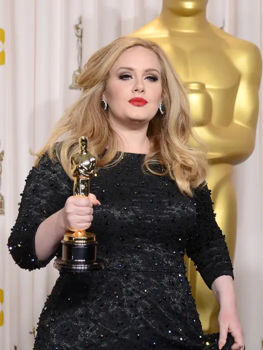 Kesuksesan yang adele peroleh tak luput dari dukungan sang kekasih, menurut adele butuh orang yang berhati besar untuk mendukungnya hingga sukses seperti sekarang. (AFP/Bintang.com)