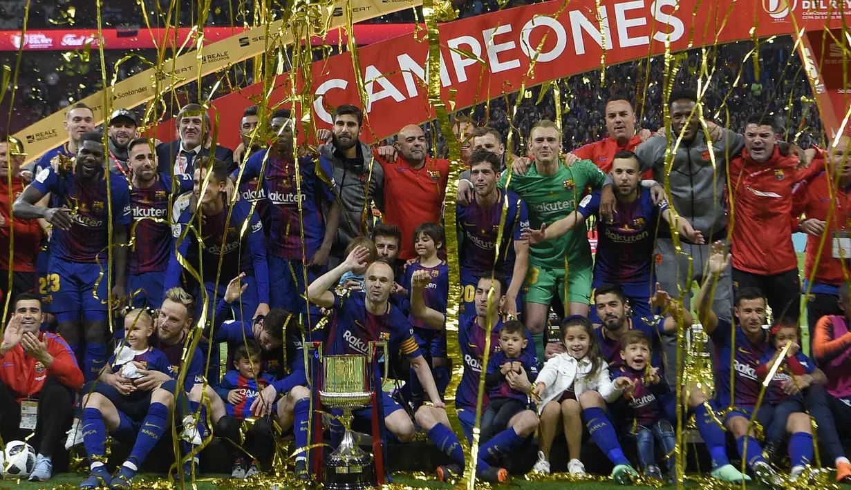Para pemain Barcelona melakukan selebrasi usai menjuarai Copa del Rey setelah mengalahkan Sevilla di stadion Wanda Metropolitano, Madrid, Minggu (22/4/2018). Barcelona menang 5-0 atas Sevilla. (AFP/Lluis Gene)