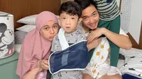 Putra Nycta Gina Jatuh, Tulang Bahu Retak Hingga Alami Demam dan Sakit Perut (instagram.com/missnyctagina)