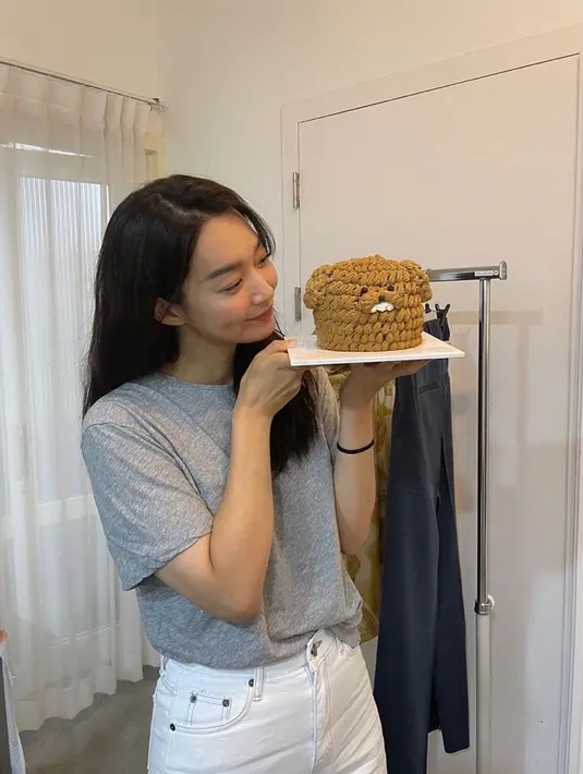 Kaus berwarna abu-abu serta celana jeans berwarna putih juga terlihat sederhana namun stylish. Penampilan Shin Min Ah meski dengan busana casual pun tak pernah mengecewakan penggemar. (Liputan6.com/IG/@illusomina)