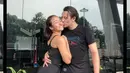 <p>Naomi Zaskia dan Dylan Carr jadi salah satu pasangan yang disindiri publik. Cibiran kerap muncul di kolom komentar pasangan ini. [Foto: instagram.com]</p>