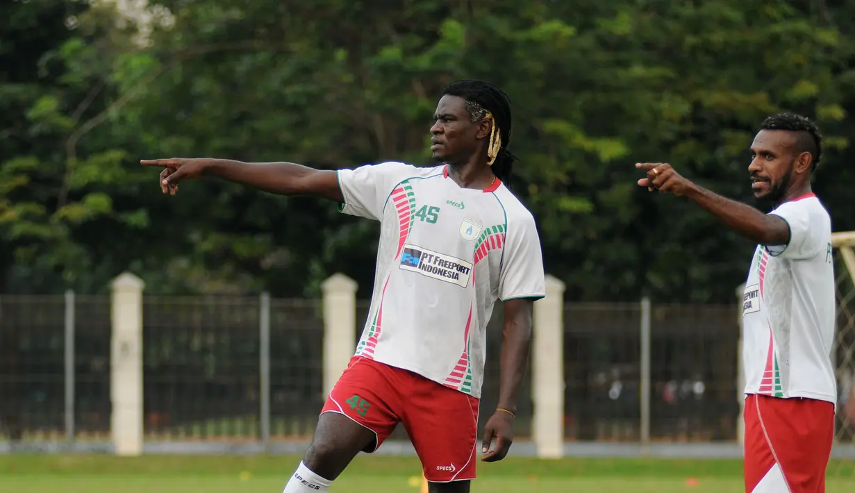 Dua penggawa Persipura, Bio Pauline (kiri) dan Boaz Salossa ikut dalam latihan di Lapangan C Senayan, Jakarta, Kamis (7/5/2015). Persipura mulai mematangkan strategi bermain dalam sesi latihan hari ke-3 di Jakarta. (Liputan6.com/Helmi Fithriansyah)