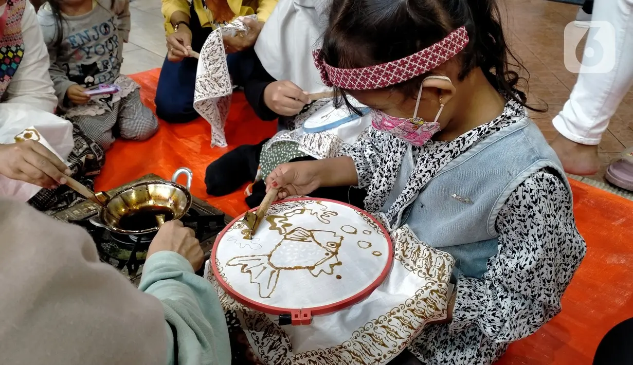 <p>Pengunjung belajar membatik saat pameran di Mal Botani Square, Bogor, Jawa Barat, Minggu (2/10/2022). Dalam pameran tersebut ada 13 perajin batik dari Kota Bogor. (Liputan6.com/Magang/Aida Nuralifa)</p>