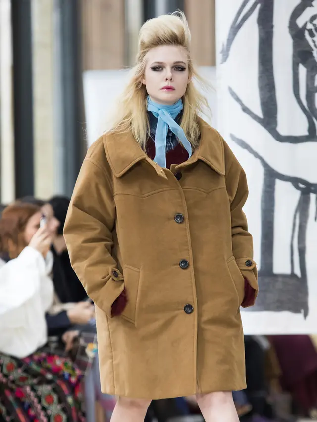 Elle Fanning di Paris Fashion Week