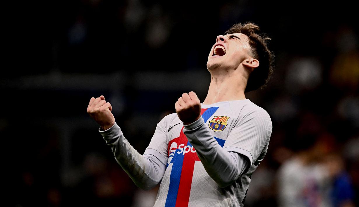 Pemain muda jebolan La Masia ini terus mendapat kepercayaan dan tampil reguler di lini tengah racikan Xavi Hernandez. Meski baru berusia 18 tahun, Gavi mampu mengantongi bayaran sebesar 111.500 pounds per pekan dari Barcelona. (Photo by Marco BERTORELLO / AFP)