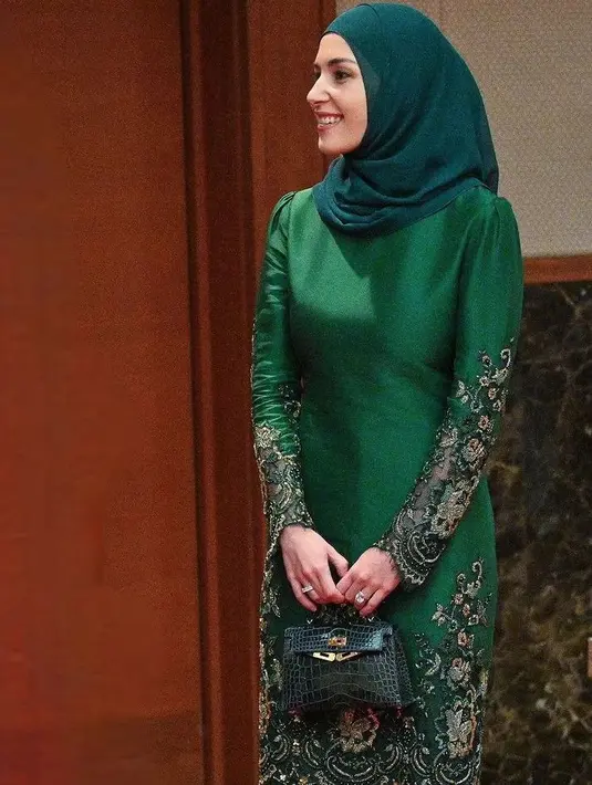 Anisha Rosnah dibalut baju kurung berwarna hijau. Baju kurungnya ini memiliki detail bordir floral dari jahitan benang emas di bagian-bagian ujungnya. Anisha Rosnah memadukan penampilannya dengan hijab dan luxury handbag yang sama-sama berwarna hijau polos. [Foto: Instagram/anishaikkk]