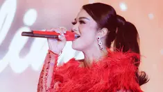 Krisdayanti saat momen bernyanyi dengan busana serba merah di salah satu acara. (Foto: Instagram/krisdayantilemos)