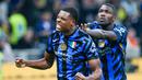 Pemain Inter Milan, Denzel Dumfries, melakukan selebrasi setelah mencetak gol ke gawang Juventus pada laga Liga Italia di Stadion Giuseppe Meazza, Minggu (27/10/2024). (AP Photo/Luca Bruno)