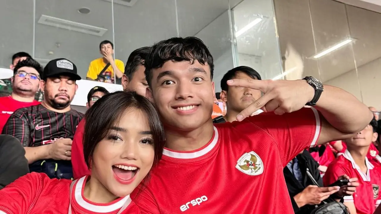 6 Gaya Seleb Nonton Pertandingan Timnas Indonesia Vs Filipina di GBK, El Rumi, Fadly Faisal-Fuji, hingga Thariq-Aaliyah Massaid