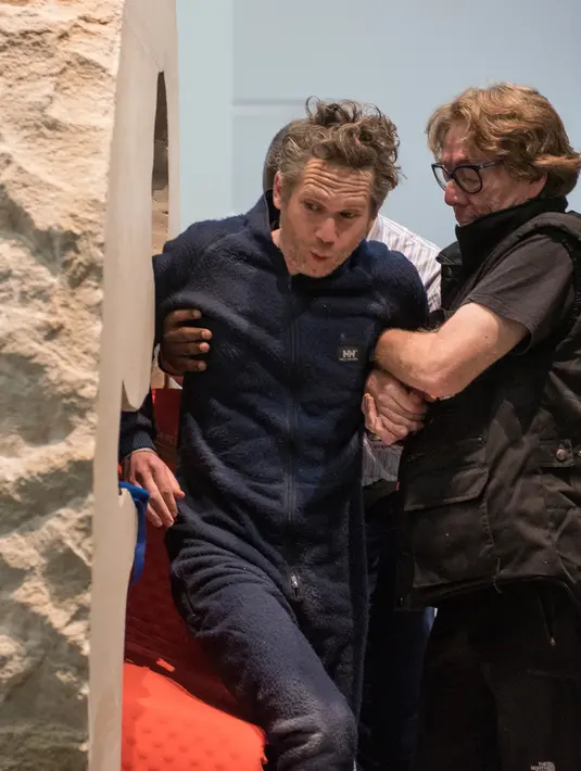 Seniman asal Perancis, Abraham Poincheval dikeluarkan dari dalam sebuah batu di Museum Paris, Prancis, Rabu (1/3). Ia berhasil menuntaskan tantangan tinggal seminggu dalam batu dan keluar dalam keadaan lemah. (AP Photo/Zacharie Scheurer)