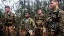 Tentara dari Combat Team Divisi Infanteri 1 Stryker Brigade Angkatan Darat AS mengikuti pelatihan perang hutan di Schofield Barracks, Hawaii, 1 Maret 2017. Angkatan Darat melakukan kursus pelatihan hutan untuk fokus pada Asia dan Pasifik. (AP/Daniel Lin)