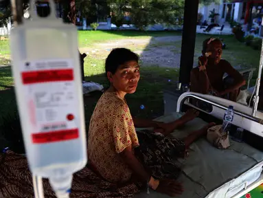 Sejumlah warga korban gempa duduk di tempat tidur rumah sakit saat mendapatkan perawatan di Rumah Sakit Umum Daerah Pidie Jaya, Aceh, Kamis (8/12). (Liputan6.com/Angga Yuniar)