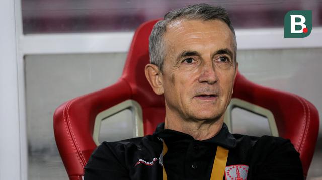 Pelatih kepala Persis Solo, Milomir Seslija sebelum dimulainya laga perebutan peringkat ketiga Piala Presiden 2024 menghadapi Persija Jakarta di Stadion Manahan, Solo, Sabtu (3/8/2024). (Bola.com/Bagaskara Lazuardi)