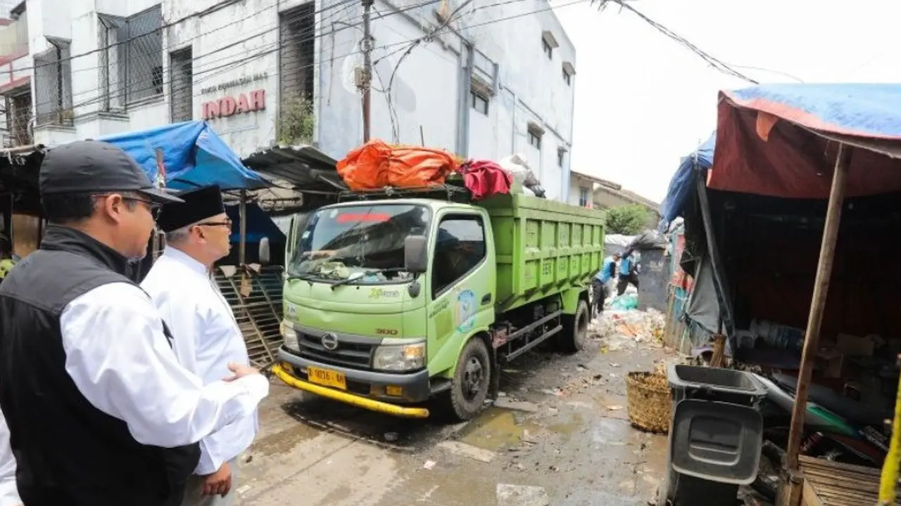 Wali Kota Bandung Muhammad Farhan saat melakukan penutupan tempat pembuangan sampah ilegal di Kota Bandung, Jawa Barat.