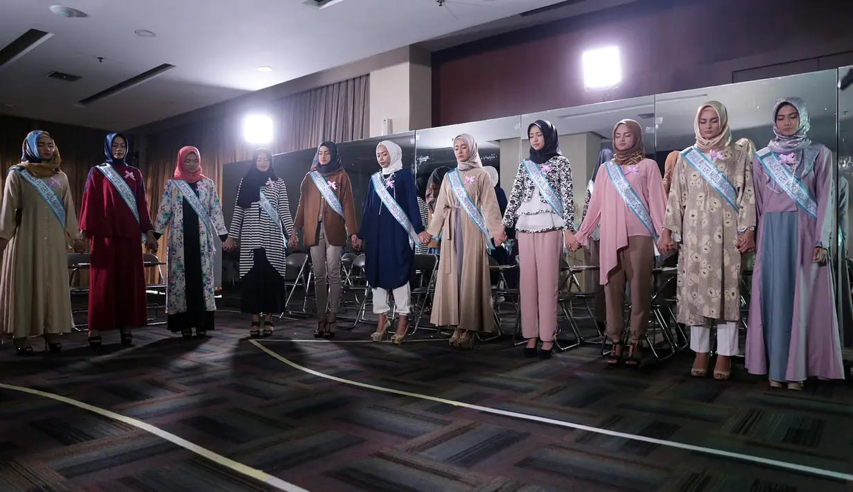 Dalam ajang pemilihan Puteri Muslimah Indonesia 2017 telah terpilih 20 nama yang keluar sebagai finalisnya. Menuju malam final nanti, para finalis pun sudah mulai mengikuti serangkaian agenda dalam masa karantina. (Deki Prayoga/Bintang.com)