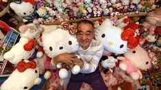 Seorang pensiunan perwira polisi Jepang yang bernama Masao Gunji berfoto bersama koleksi boneka Hello Kitty di rumahnya di Yotsukaido, Chiba, Jepang (28/6). (AFP Photo/AFPBB/Yoko Akiyoshi)