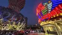 Kasino Lisboa (kanan) terlihat di Makau pada 28 Desember 2022. Pusat gaming di pantai selatan Tiongkok dekat Hong Kong ini telah mengalami beberapa kontrol anti virus paling ketat di dunia selama hampir tiga tahun. (AP Photo/Kanis Leung)