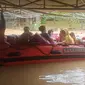 Petugas dari Basarnas mengevakuasi warga akibat ketinggan banjir yang terus meninggi di Kutai Timur. (dok: Basarnas)