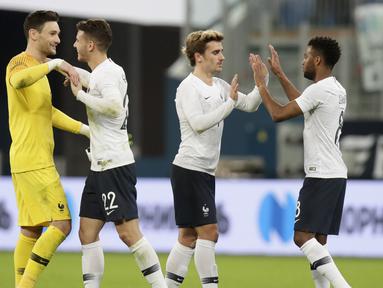 Para pemain Prancis merayakan kemenangan atas Rusia pada laga persahabatan di Stadion St Petersburg, Rusia, Selasa (27/3/2018). Rusia kalah 1-3 dari Prancis. (AP/Dmitri Lovetsky)