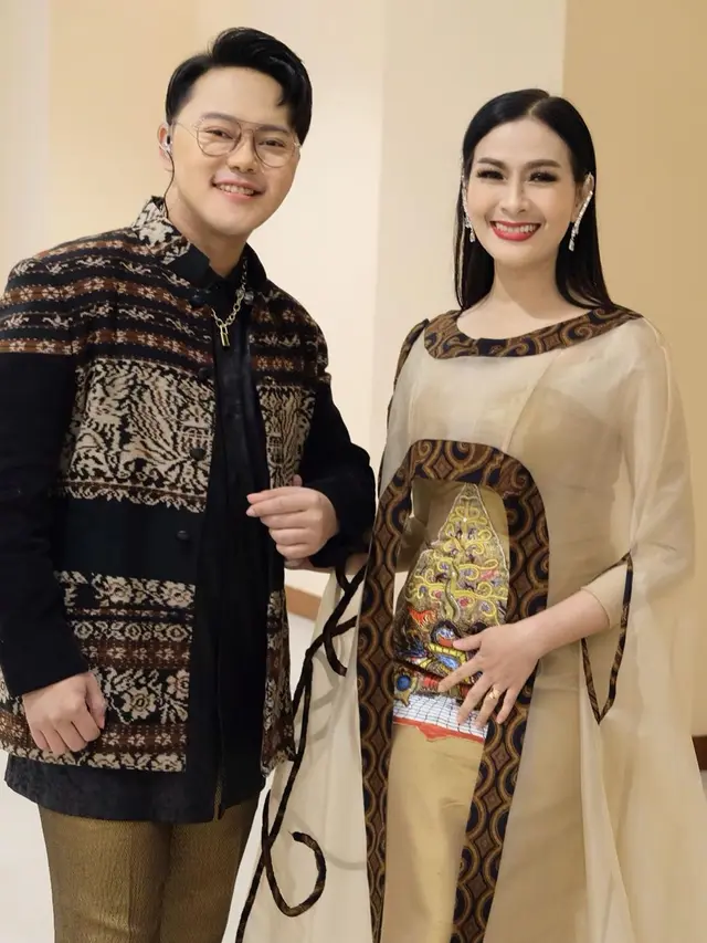 6 Potret Kebersamaan Danang D'Academy dan Iis Dahlia, Bak Kakak Adik