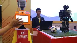 Produk teknologi industri ditampilkan dalam pameran Indonesia Industrial Summit 2018 di JCC, Jakarta, Rabu (4/4). Pada acara Indonesia Industrial Summit 2018 ini juga diadakan pameran dari berbagai macam jenis industri. (Liputan6.com/Angga Yuniar)