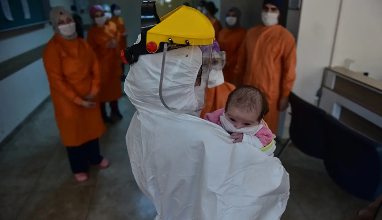 Petugas medis menggendong bayi berusia 45 hari di Rumah Sakit Prof. Cemil Tascioglu Okmeydani di Istanbul, Turki, Selasa (12/5/2020). Bayi itu keluar dari unit perawatan intensif (ICU) rumah sakit tersebut pada Selasa (12/5) setelah menjalani perawatan infeksi COVID-19 selama sembilan hari. (Xinhua)