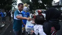 Persib Bandung kembali menggelar Sauyunan melalui program "Prabu Bagi-bagi Iftar" menjelang buka puasa pada Rabu (27/3/2024). (Bola.com/Erwin Snaz)