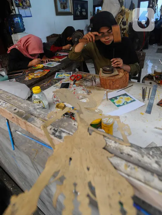 Sejumlah mahasiswa terlihat antusias mengikuti pembelajaran pembuatan wayang kulit. (merdeka.com/Arie Basuki)