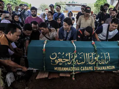 Pemakaman mantan artis cilik Cecep Reza di TPU Layur Penggilingan, Jakarta, Rabu (20/11/2019). Cecep Reza meninggal pada usia 31 tahun karena penyakit jantung. (Liputan6.com/Faizal Fanani)