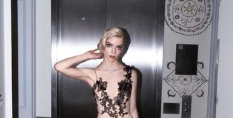Salah satu gaun rancangan Vera Wang ini memiliki potongan v-neck rendah dan high cut di bagian bawah. Aksen lace hitam di bagian v-neck line hingga one shoulder memberikan kesan elegan pada dress berwarna nude (instagram/verawanggang)