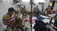 Pekerja menyelesaikan pembuatan konveksi pakaian lebaran di R. Clarisi Collection pada sentra Usaha Mikro Kecil dan Menengah (UMKM) Konveksi Bulak Timur, Depok, Jawa Barat, Senin, (17/3/2025). (merdeka.com/Arie Basuki)